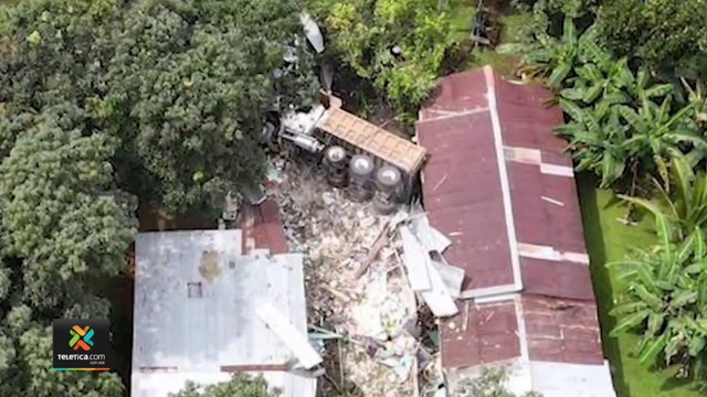 tn7-Vagoneta se queda sin frenos y destruye casa de adultos mayores-221122