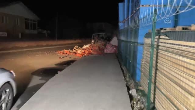 Bir yapı marketteki inşaat malzemeleri depremde zarar gördü