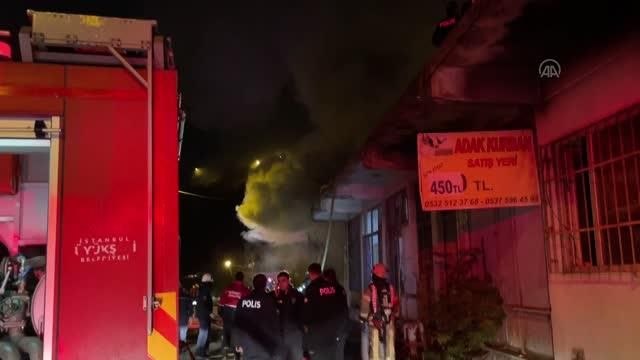 Ümraniye'de geri dönüşüm depolama alanında çıkan yangın söndürüldü