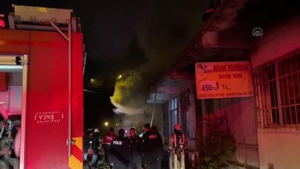 Ümraniye'de geri dönüşüm depolama alanında çıkan yangın söndürüldü