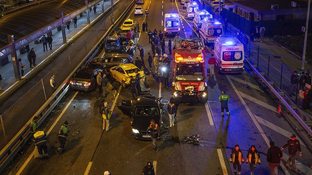 Şişli Mecidiyeköy D-100 Karayolu'nda zincirleme kaza
