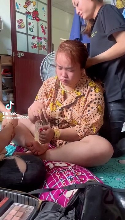 Vui chơi quá đà, cô dâu trang điểm trong trạng thái bất tỉnh: Thợ make up gánh còng lưng