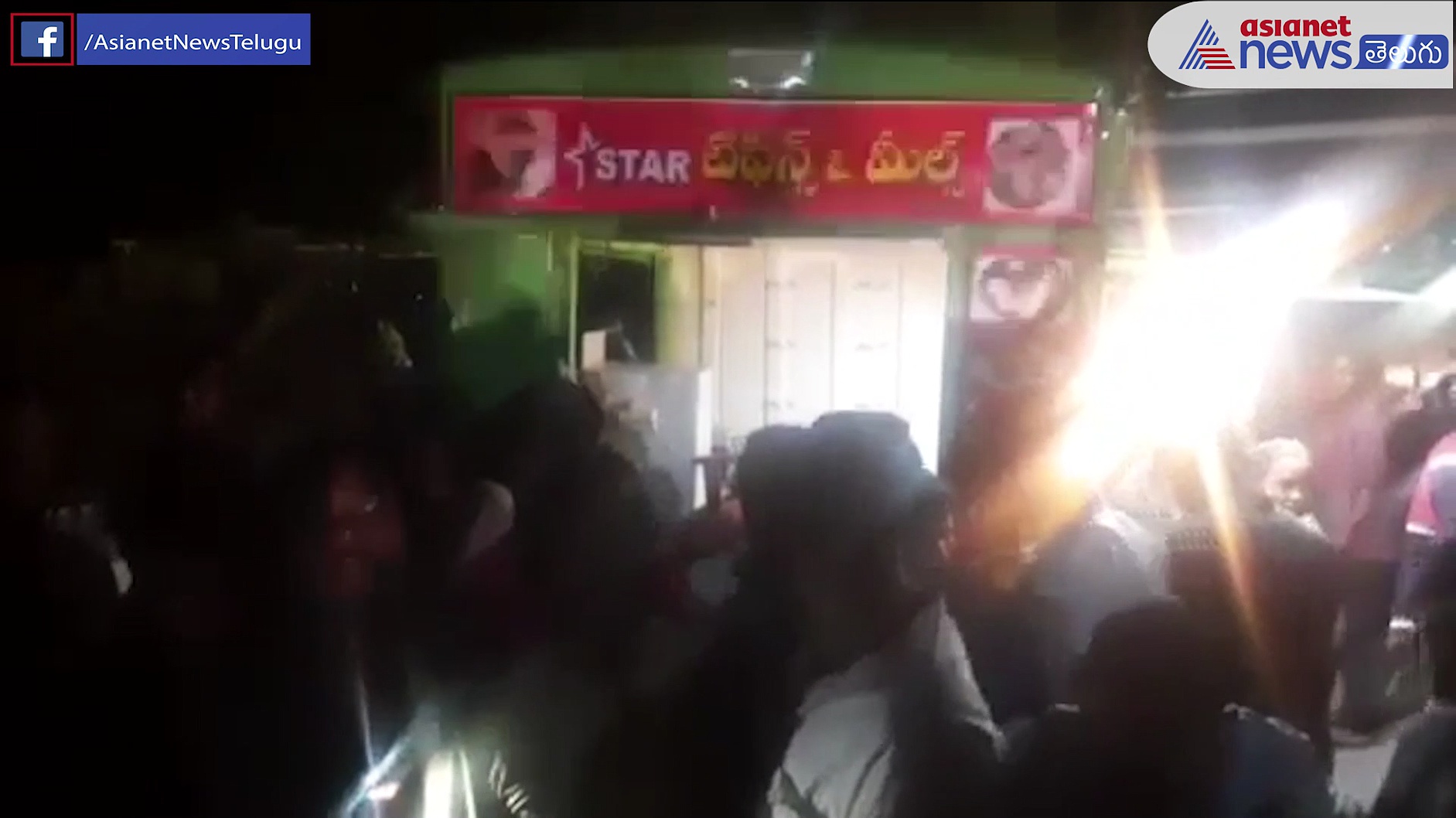 వేములవాడలో కారు బీభత్సం... టిఫిన్ సెంటర్లోకి దూసుకెళ్ళి మరీ మహిళలకు ఢీ