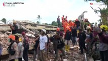 شاهد: ارتفاع حصيلة ضحايا زلزال جاوا الإندونيسية إلى 268 قتيلاً وعمليات البحث عن ناجين مستمرة