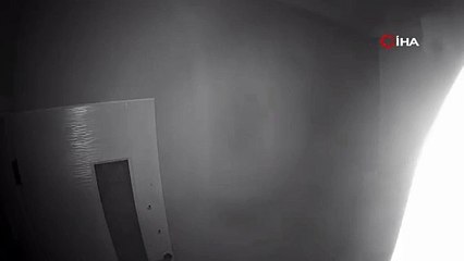 Depremin şiddeti güvenlik kamerasına yansıdı