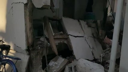 Depremde bazı ev ve iş yerleri hasar gördü