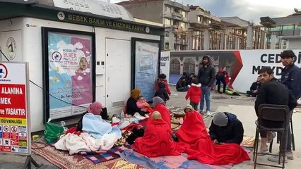 下载视频: SÖZCÜ ekibi Düzce’de… “O an ölüyorum sandım, balkondan atlamaya kalktım”, “1999 Düzce depreminden sonra kentte hiçbir şey değişmedi”