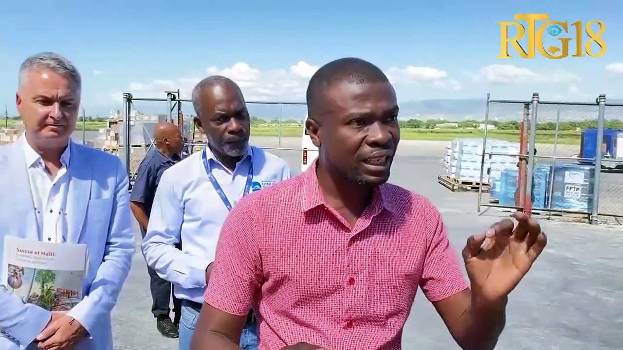 Anbasad Suisse remèt DINEPA plizyè materyèl tretman dlo pou lite kont maladi kolera.