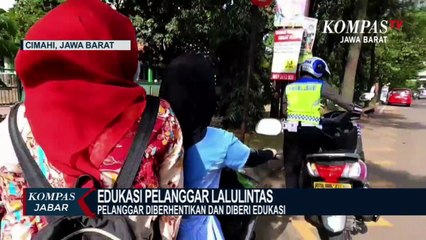 Polisi Berhentikan Pelanggar Lalin Untuk Diberi Edukasi
