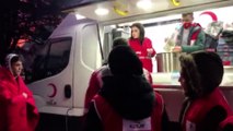 Kızılay, Düzce Belediyesi önünde vatandaşlara battaniye ve çorba dağıttı