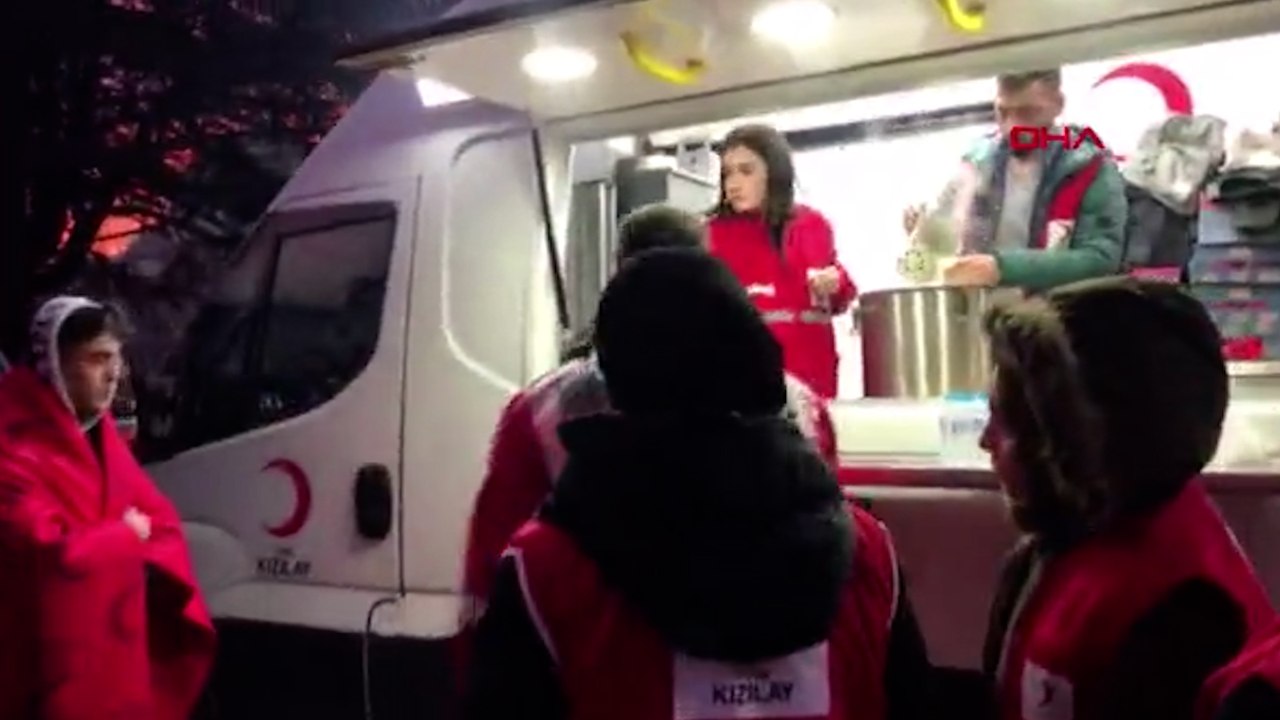 Kızılay, Düzce Belediyesi önünde vatandaşlara battaniye ve çorba dağıttı