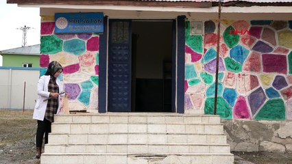 Fedakar öğretmen öğrencileri için odun kırıp soba yakıyor