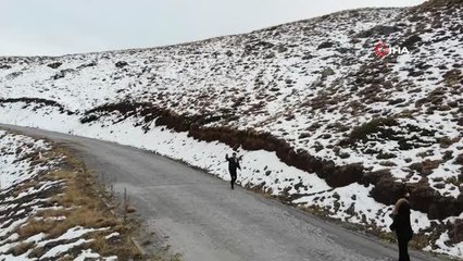Nemrut Kalderası'nda mevsimin ilk karının tadını kartopu oynayarak çıkardılar