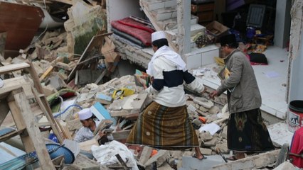 Continúa la búsqueda de supervivientes en la devastación del seísmo en Indonesia