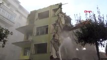 Avcılar'da balkonu çöken bina yıktırıldı; eksik demir kullanılımış