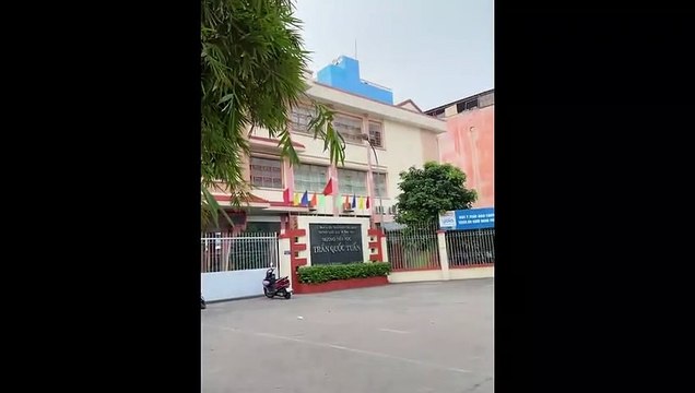 Đứng bán cà phê dạo, 9X sở hữu loạt clip triệu view nhờ xinh đẹp