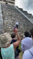 Une touriste escalade la pyramide de Kukulcán à Chichén Itzá
