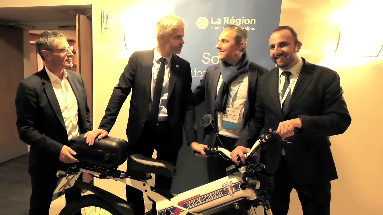 Matériel - Quand Laurent Wauquiez découvre le cyclo électrique eTricks fabriqué dans sa Région Auvergne-Rhône-Alpes