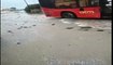 Maltempo, il mare "inghiotte" la strada ad Acqualadroni: autobus dell'Atm in panne