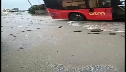 Maltempo, il mare "inghiotte" la strada ad Acqualadroni: autobus dell'Atm in panne