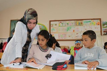 MERYEM ÖĞRETMEN, 'ÖĞRENCİLERİ ÜŞÜMESİN' DİYE ODUN KIRIP, SOBA YAKIYOR