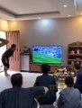 مشجع سعودي يخلع باب المنزل بعد الهدف الثاني للأخضر في شباك الأرجنتين