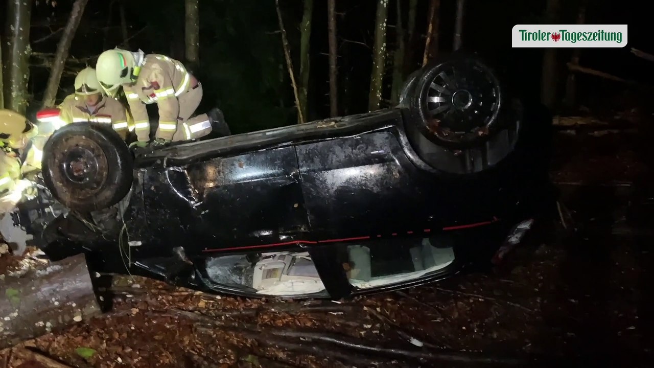Pkw stürzte auf Thierseestraße über Böschung