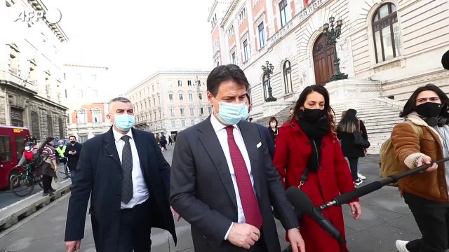 Stretta sul reddito di cittadinanza: limiti e controlli, poi addio dal 2024