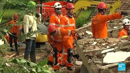 Indonesia quake toll jumps to 268, rescuers hunt for survivors