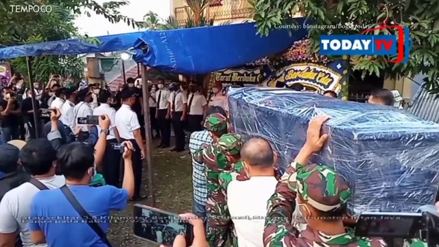 Isak Tangis Mewarnai Kedatangan Jenazah Pilot Rimbun Air Kapten Agithia Mirza