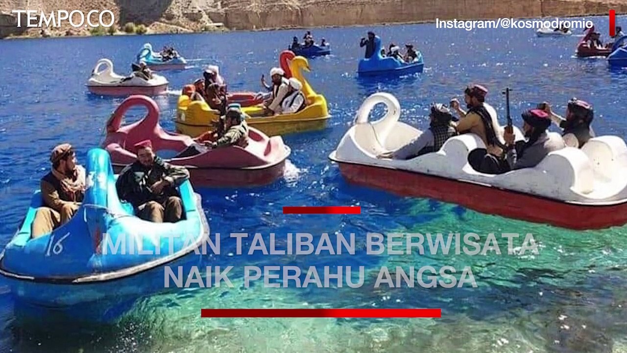 Berwisata Sambil Tenteng Senjata, Militan Taliban Naik Perahu Angsa di Band-e Amir