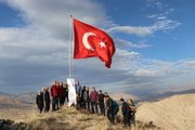 187 ŞEHİT ÖĞRETMENİN ADINI YAZDIKLARI BAYRAK DİREĞİNİ 1600 METRE YÜKSEKLİĞİNDEKİ DAĞA DİKTİLER