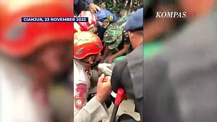 Detik-detik Penyelamatan Seorang Anak Usai Dua Hari Tertimbun Reruntuhan Gempa Cianjur
