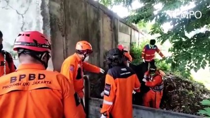Berlangsung Dramatis, Evakuasi Warga Tenggelam di Kali Cipinang