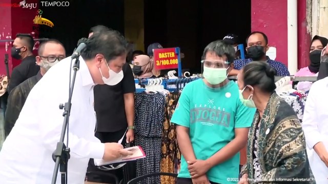 Presiden Joko Widodo Salurkan Bantuan Tunai PKL dan Warung Senilai Rp 1,2 Juta