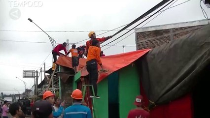 Video herunterladen: Detik-detik Angin Kencang Terbangkan Atap Rumah di Temanggung