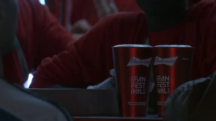 La hinchada argentina se consuela bebiendo cerveza tras la derrota