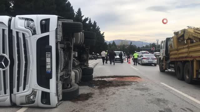 Virajı alamayan tır devrildi, trafik durma noktasına geldi