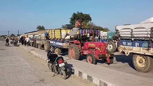 परेशान धान उत्पादकों ने नारेबाजी कर मंडी प्रशासन की अव्यवस्थाओं पर जताया विरोध