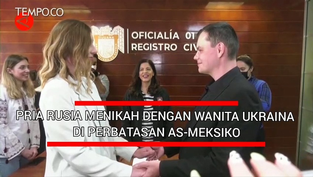 Pria Rusia Menikah dengan Wanita Ukraina di Perbatasan AS-Meksiko