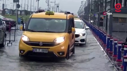 İzmir'de kuvvetli sağanak etkili oluyor