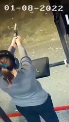 Une femme pense que son revolver ne marche pas et tire dans le plafond