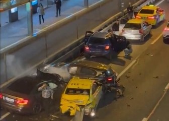 Zincirleme kazada aracın kapısını açan kadın, gördüğü manzaraya dayanamayıp bayıldı