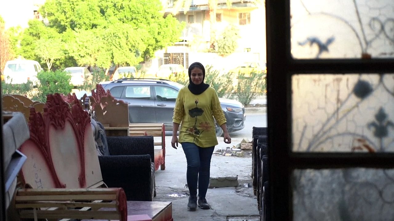 نور الجنابي سيدة بغدادية تمتهن النجارة متحدية ا...