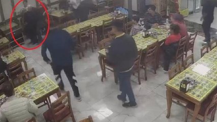 Download Video: Nefes borusuna yemek kaçan kadını ‘Heimlich manevrası’ ile kurtardı