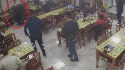 Nefes borusuna yemek kaçan kadını ‘Heimlich manevrası’ ile kurtardı