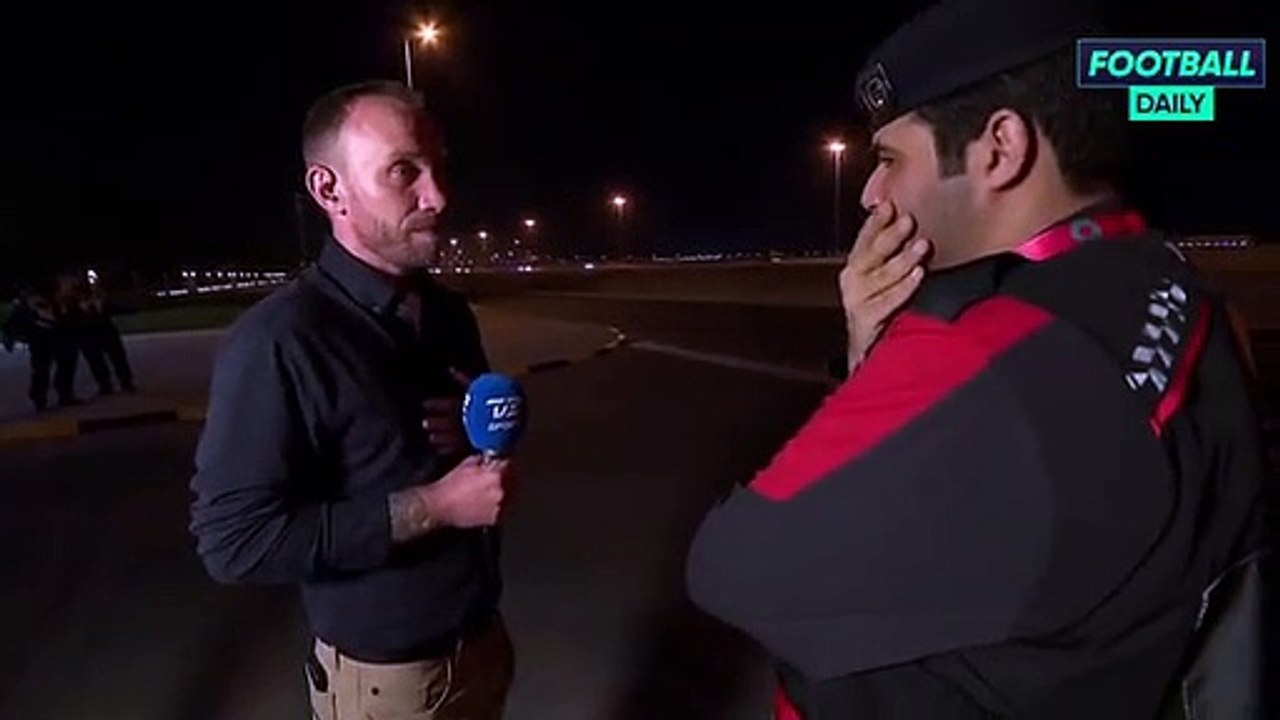 رجل أمن قطري يأمر مذيع بنزع شعار المثليين من ذراعه