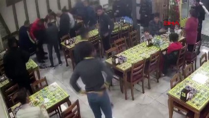 Restoran sahibi nefes borusuna yemek kaçan kadını ani bir hamleyle kurtardı!