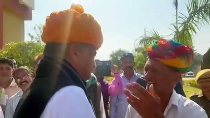 सीएम गहलोत को बुजुर्ग की नसीहत, किसी की मत सुनना, दिल्ली नहीं जाना...