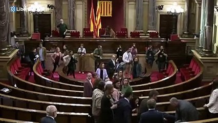 Ignacio Garriga asiste a un diputado de Junts desmayado durante el Pleno del Parlamento catalán